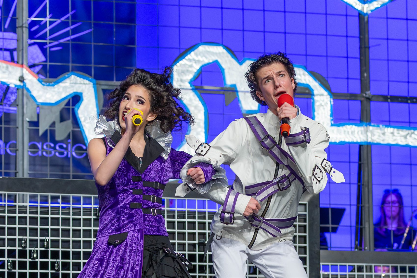 Two Friend de Coup performers singing
